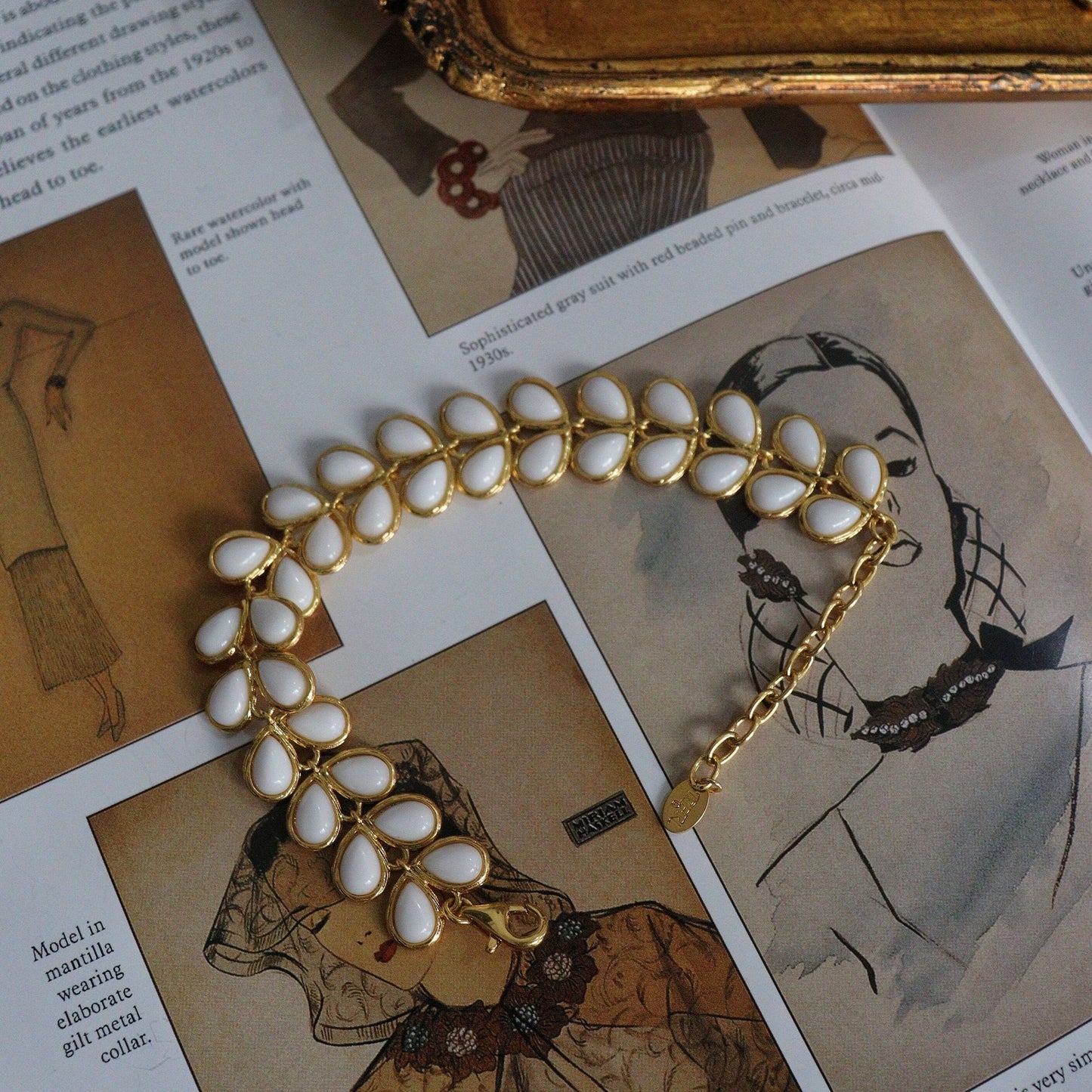 Exquisite Glass Necklace and Bracelet Set in Vintage Style for Women