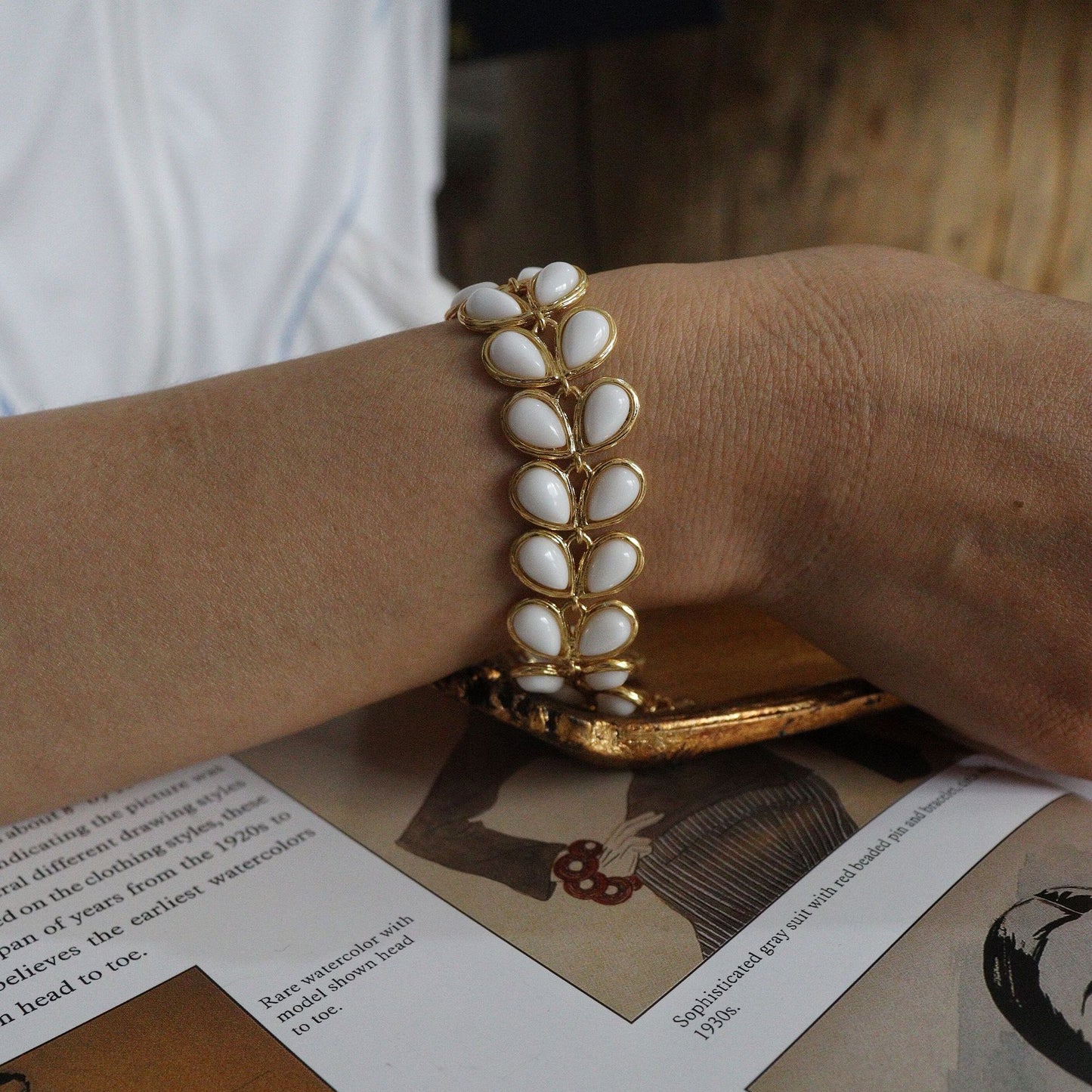 Exquisite Glass Necklace and Bracelet Set in Vintage Style for Women